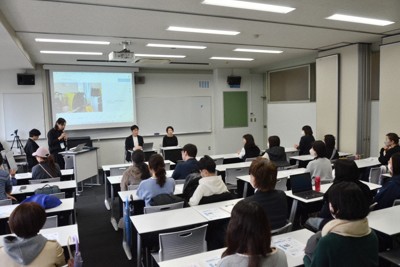 中学受験について語る毎日新聞デジタル報道グループの稲垣衆史記者（前方中央）と大澤瑞季記者（右）＝東京都世田谷区太子堂1の昭和女子大学で2026年3月26日、近藤綾加撮影
