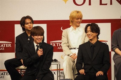 発表会に登場した（前列左から）大橋和也、寺西拓人、（後列左から）上田竜也、川島如恵留＝25日、東京都江東区（共同）