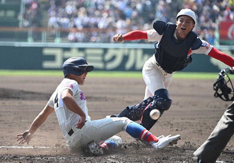 センバツ高校野球 花咲徳栄、激闘力尽き 4強逃す 波乱の打撃戦に拍手