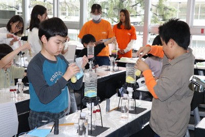 ペットボトルを使ったろ過装置を作る参加者＝東京都世田谷区の昭和女子大で2026年3月26日、古関俊樹撮影