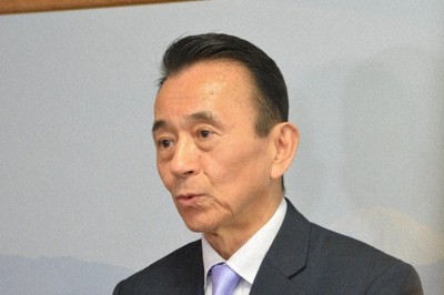 報道陣の取材に応じる鈴木康友知事＝静岡市葵区の静岡県庁で2026年3月27日、藤渕志保撮影