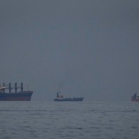 イランによるホルムズ海峡の事実上の封鎖で多くの石油タンカーが周辺海域で足止めを余儀なくされている＝アラブ首長国連邦で2026年3月11日、AP