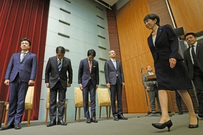 衆院解散を表明する記者会見に臨む高市首相＝1月、首相官邸