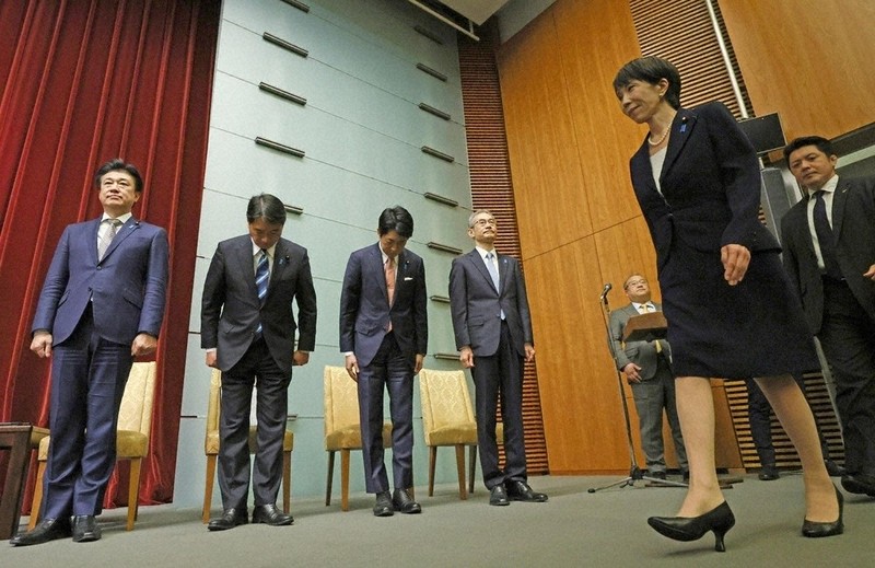 衆院解散を表明する記者会見に臨む高市首相＝1月、首相官邸