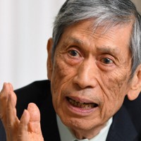 インタビューに応じる自民党の高村正彦元副総裁＝自民党本部で2026年3月19日、宮本明登撮影