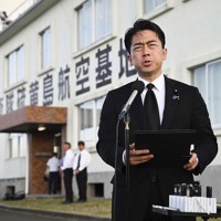 慰霊式を終え、取材に応じる小泉防衛相＝28日午後、東京都小笠原村（代表撮影）