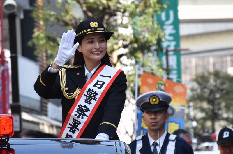 モデルの山賀琴子さんが一日警察署長 麻布で交通安全呼びかけ | 毎日新聞