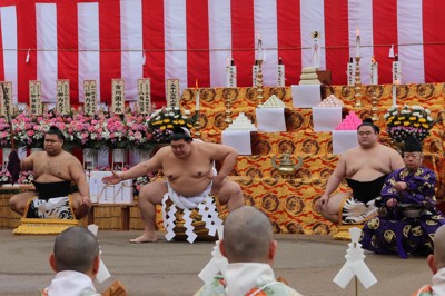 成田山新勝寺の地鎮祭で「雲竜型」と呼ばれる土俵入りを披露する大の里関＝千葉県成田市で2026年3月28日、合田月美撮影
