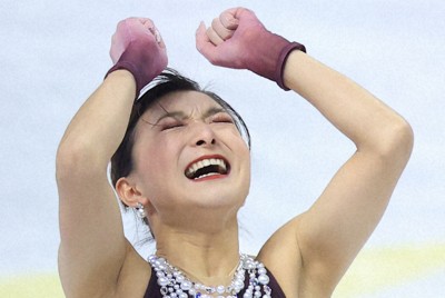 女子フリーで演技を終え、感情をあらわにする坂本花織＝プラハ・O2アリーナで2026年3月27日、滝川大貴撮影