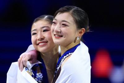 女子で優勝し、2位の千葉百音と抱き合い涙を流しながら笑顔を見せる坂本花織（右）＝プラハ・O2アリーナで2026年3月27日、滝川大貴撮影