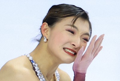 女子フリーの演技を終え涙を流す坂本花織＝プラハ・O2アリーナで2026年3月27日、滝川大貴撮影