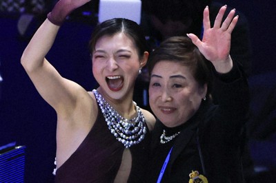 女子フリーの演技を終え中野園子コーチ（右）と喜ぶ坂本花織＝プラハ・O2アリーナで2026年3月27日、滝川大貴撮影