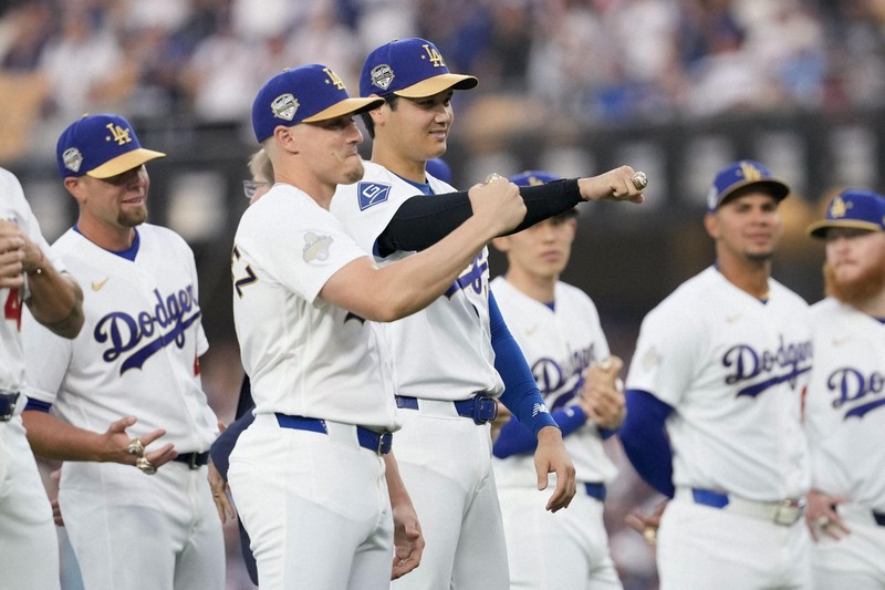 大谷、山本、佐々木 ワールドシリーズ2連覇の優勝リングに笑顔 | 毎日新聞