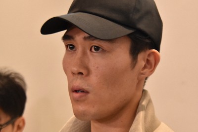 アヤックス加入が決まった直後に取材に応じる冨安健洋選手＝千葉県成田市の成田空港で2025年12月21日、高野裕士撮影
