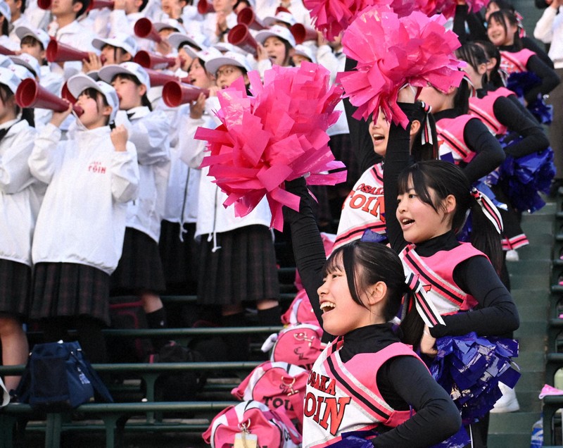 甲子園の新定番? センバツでアルプスに響く「カリスマックス」 | 毎日新聞