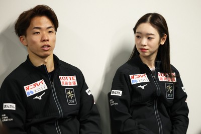競技が終了し、取材に応じるペアの長岡柚奈、森口澄士組＝プラハ・O2アリーナで2026年3月28日、滝川大貴撮影