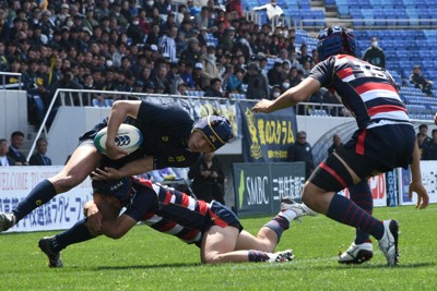【佐賀工－国学院栃木】前半、低いタックルで国学院栃木の攻撃を防ぐ佐賀工の選手＝埼玉県熊谷市の熊谷ラグビー場で2026年3月28日午前10時47分、川村咲平撮影