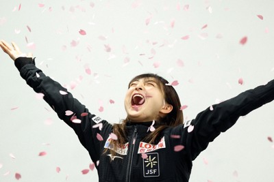 女子フリーから一夜明け、桜の花びらの造花をまく坂本花織＝プラハ・O2アリーナで2026年3月28日、滝川大貴撮影