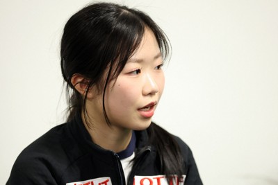 女子フリーから一夜明け、取材に応じる中井亜美＝プラハ・O2アリーナで2026年3月28日、滝川大貴撮影