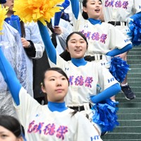甲子園の新定番? センバツでアルプスに響く「カリスマックス」 [写真