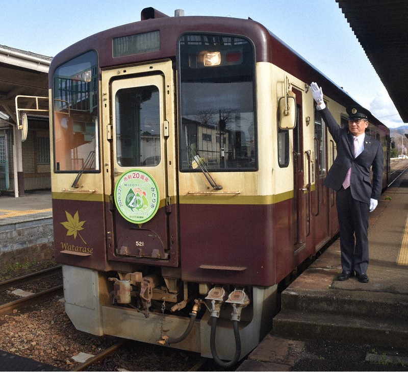極希少 1960年頃 国鉄◆特大総真鍮製「動輪マーク」ヘッドマーク/駅舎内展示物 みどり市20周年 わ鉄お祝い 記念ヘッドマーク ／群馬 | 毎日新聞