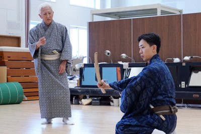中村萬壽さん（左）から指導を受ける近藤海音さん＝国立劇場養成所提供