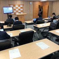 知事の定例記者会見などが開かれる秘書課会議室＝府庁で2026年3月、久保聡撮影