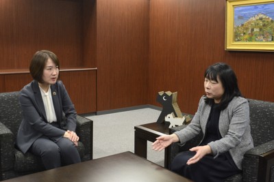 西日本シティ銀行の小湊真美取締役常務執行役員（右）と沢野友嚇子リテール営業部長＝福岡市博多区で2026年2月25日午後0時14分、久野洋撮影