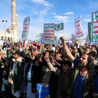 米国とイスラエルがイランを攻撃する中、イランへの連帯を示すフーシ派の支持者たち＝イエメン・サヌアで2026年3月27日、ロイター