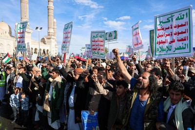 米国とイスラエルがイランを攻撃する中、イランへの連帯を示すフーシ派の支持者たち＝イエメン・サヌアで2026年3月27日、ロイター