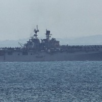 シンガポール海峡を航行する米強襲揚陸艦トリポリ＝シンガポールで2026年3月17日、ロイター