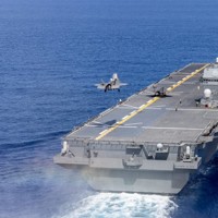 海上自衛隊の護衛艦「かが」に着艦する英国軍の最新鋭ステルス戦闘機F35B＝英空母打撃群のX（ツイッター）より