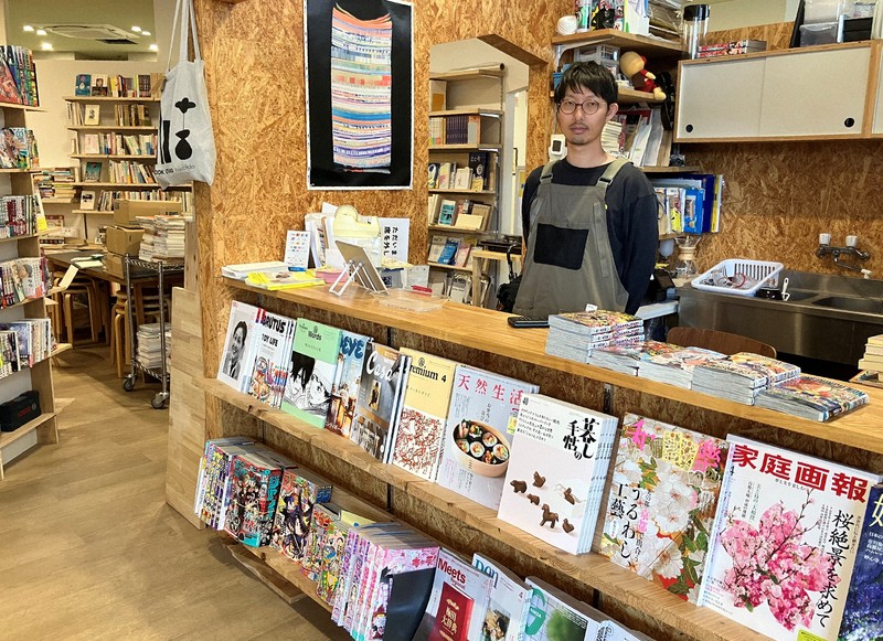 町へ出よう書を探そう：「コーヒーちょうだい」 団地の書店、家族連れ