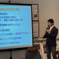 盛岡市動物公園で開かれたツキノワグマの啓発シンポで講演する岩手大農学部の山内貴義准教授＝同園で2026年3月29日午後、佐藤岳幸撮影