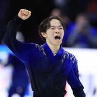 男子フリーの演技を終え雄たけびを上げる鍵山優真＝プラハ・O2アリーナで2026年3月28日、滝川大貴撮影