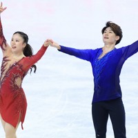 アイスダンスFDの演技を終え観客席にあいさつする吉田唄菜、森田真沙也組＝プラハ・O2アリーナで2026年3月28日、滝川大貴撮影