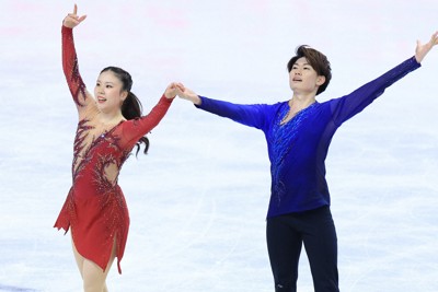 アイスダンスFDの演技を終え観客席にあいさつする吉田唄菜、森田真沙也組＝プラハ・O2アリーナで2026年3月28日、滝川大貴撮影