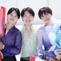 全九州競技会の引退セレモニーで、けがから復帰した鈴木零偉選手（中央）に肩を抱かれて、笑顔を見せる松岡隼矢さん（左）と立神杏士郎さん＝アクシオン福岡で2026年3月22日、吉田航太撮影