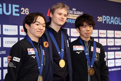 表彰式後の記者会見で記念撮影する（左から）2位の鍵山優真、1位で米国のイリア・マリニン、3位の佐藤駿＝プラハ・O2アリーナで2026年3月28日、滝川大貴撮影