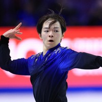 銀メダルを獲得した鍵山優真のフリーの演技＝プラハ・O2アリーナで2026年3月28日、滝川大貴撮影