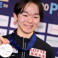 表彰式後の記者会見で銀メダルを手に撮影に応じる2位の鍵山優真＝プラハ・O2アリーナで2026年3月28日、滝川大貴撮影