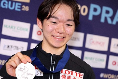 表彰式後の記者会見で銀メダルを手に撮影に応じる2位の鍵山優真＝プラハ・O2アリーナで2026年3月28日、滝川大貴撮影