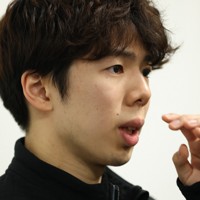 男子フリーから一夜明け、質問に答える佐藤駿＝プラハ・O2アリーナで2026年3月29日、滝川大貴撮影
