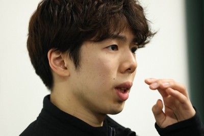 男子フリーから一夜明け、質問に答える佐藤駿＝プラハ・O2アリーナで2026年3月29日、滝川大貴撮影