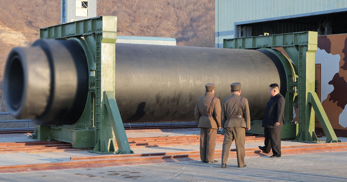 金正恩氏、エンジンの地上噴射実験を視察　新型ICBM搭載か
