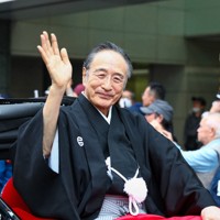 「お練り」で人力車に乗り、声援に応える片岡仁左衛門＝大阪市中央区で2026年3月29日、村田貴司撮影