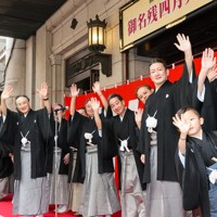 「お練り」後の式典に集まったファンに手を振る片岡仁左衛門（左手前）と俳優ら＝大阪市中央区で2026年3月29日、村田貴司撮影