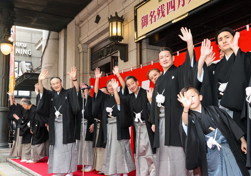 「お練り」後の式典に集まったファンに手を振る片岡仁左衛門（左手前）と俳優ら＝大阪市中央区で2026年3月29日、村田貴司撮影