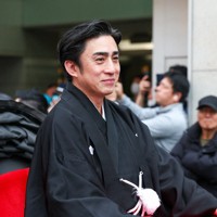 「お練り」で人力車に乗る松本幸四郎＝大阪市中央区で2026年3月29日、村田貴司撮影