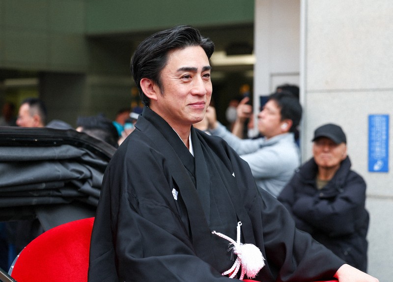 「お練り」で人力車に乗る松本幸四郎＝大阪市中央区で2026年3月29日、村田貴司撮影